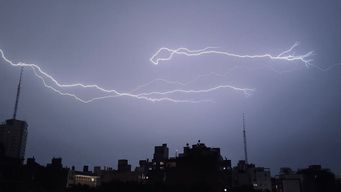 meteorologia ceso la alerta naranja y mantuvo la amarilla por tormentas fuertes y lluvias intensas