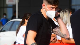 la seleccion uruguaya viaja hoy a paraguay para disputar el primer partido de diego alonso como dt