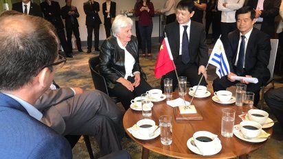 La vicepresidenta Lucía Topolansky junto a los directivos de Lifan&nbsp;