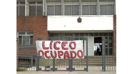 Profesores hacen paro y ocupan el liceo de Playa Pascual