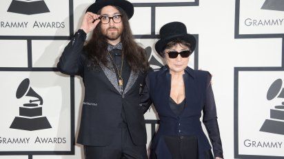 Yoko y Julian en la ceremonia de los premios Grammy 2014
