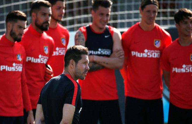 Cholo Simeone, impuso la escuela que es el reverso del método Guardiola, con muy buen éxito. Los expertos comparan su planteo con la forma de jugar de la selección uruguaya Mucha concentración, intensidad y disciplina táctica.