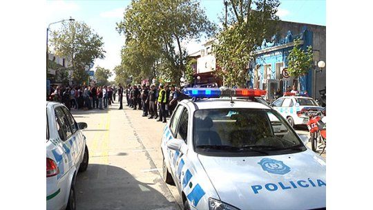 Decenas de feriantes generaron disturbios frente a seccional 15