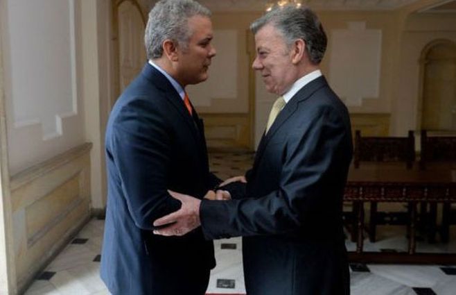 Juan Manuel Santos y su sucesor Ivpan Duque. El pedido de limpiar la mala vibra de la residencia presidencial desnorteó al mandatario saliente.&nbsp;&nbsp;