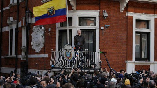 assange embajada balcon