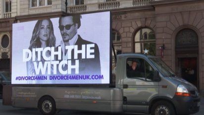 Abandona a la bruja. Un cartel que circula en las afueras del juzgado donde tiene lugar el juicio iniciado por Amber Heard contra Depp