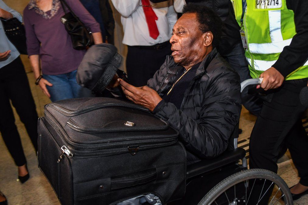 Pelé llega al Aeropuerto Internacional de Guarulhos en San Pablo.