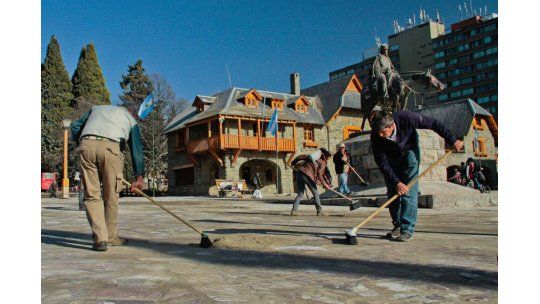Ceniza volcánica hace caer reservas para Bariloche en julio