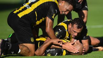 Peñarol festeja el gol de Carlos Sánchez. FocoUy.