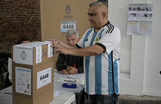 Foto: AFP. Argentino vota en Tigre este domingo.