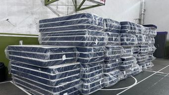 Los colchones distribuidos por el Sinae para las personas trasladadas a los centros especiales. Foto: FocoUy