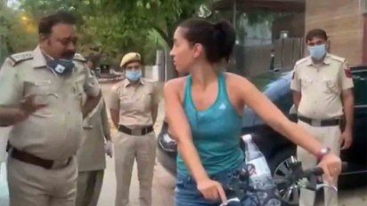 uruguaya incumple medidas en india al andar en bici por la calle