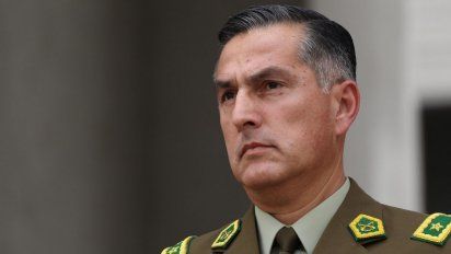 Rozas, en el ojo de la tormenta, en un momento en que Chile quiere desembarazarse del legado de la era Pinochet. Los carabineros y su mano dura son parte emblemática de esa época