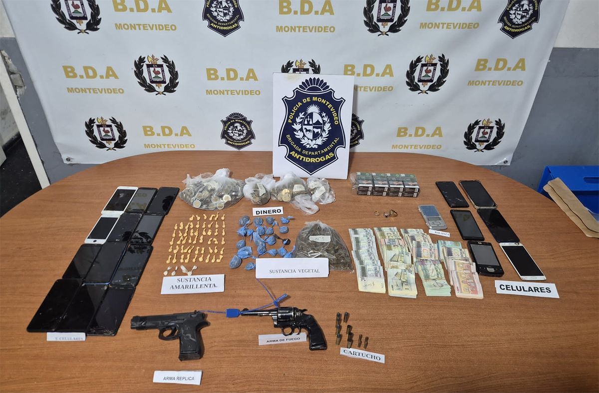 Tres detenidos en allanamientos en Punta de Rieles, donde se incautaron más de $220.000, drogas, armas y municiones