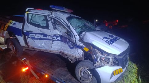 Foto: Policía de Salto. Patrullero chocado; un policía herido.