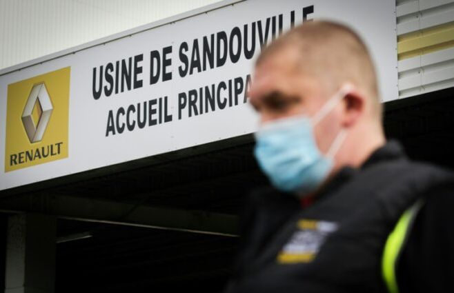 Un trabajador de la f&aacute;brica de autom&oacute;viles del grupo Renault en Sandouville, en el noroeste de Francia, fotografiado en la entrada el 22 de mayo de 2020, d&iacute;a de su reapertura