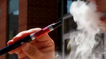 asociacion de vapeadores pide al gobierno diferenciarse de los cigarrillos; nuevo decreto vuelve a prohibir su uso en lugares cerrados