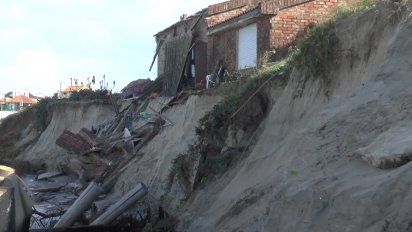 fuertes olas derrumbaron una casa en costa azul y hay mas de 10 viviendas en riesgo