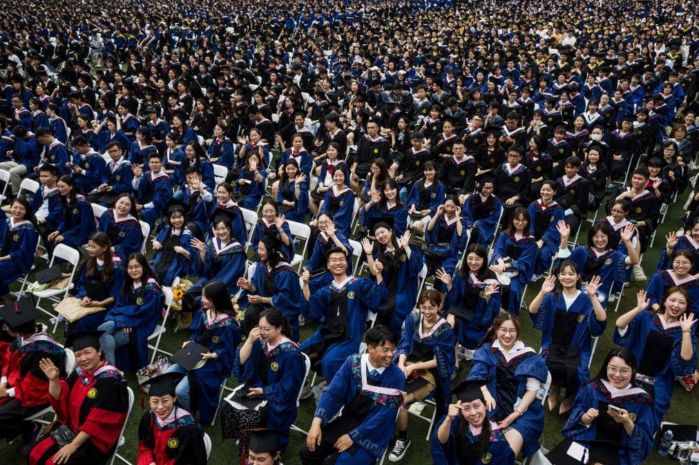 11.000 graduados, incluidos más de 2000 estudiantes que no pudieron asistir a la ceremonia el año pasado debido al brote de coronavirus, están en una ceremonia de la Universidad Normal de China Central en Wuhan