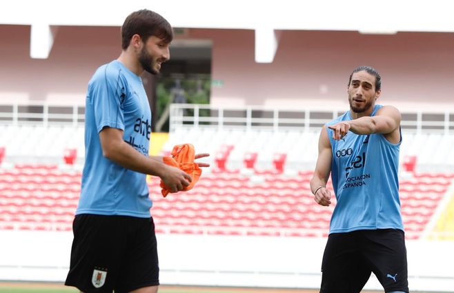 Matías Viña con El pelado Cáceres. El experiente recibe al nuevo. Una de las apuestas de Tabárez para el recambio generacional en la celeste.&nbsp;