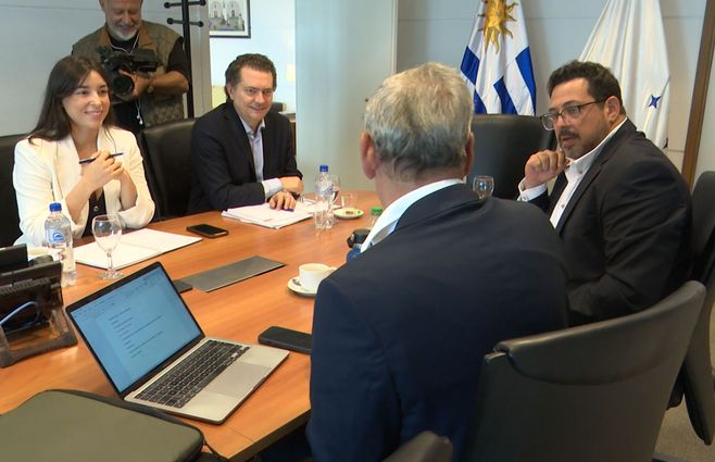 Alejandro Sánchez y Jorge Díaz, recibidos en Presidencia por Rodrigo Ferrés y Mariana Cabrera. Foto: captura de video de Presidencia. 