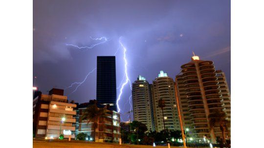 Alerta naranja para todo el país por tormentas fuertes