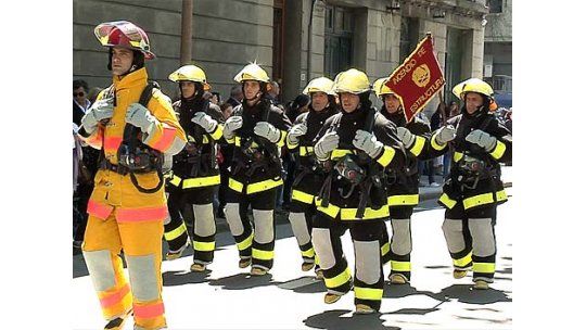 Bomberos conmemoró sus 125 años con música, homenajes y desfile