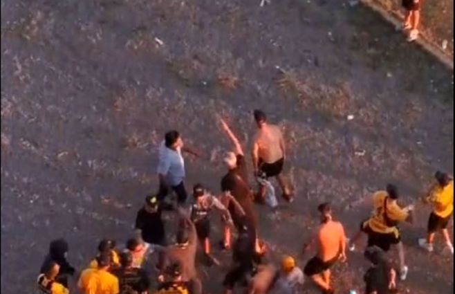 Hinchas-Peñarol-piedras-clásico-policía.jpg