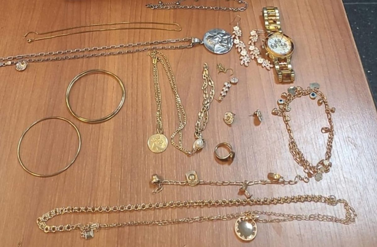 Foto cedida a Subrayado. Joyas incautadas al ladrón cuando pretendió fugar.