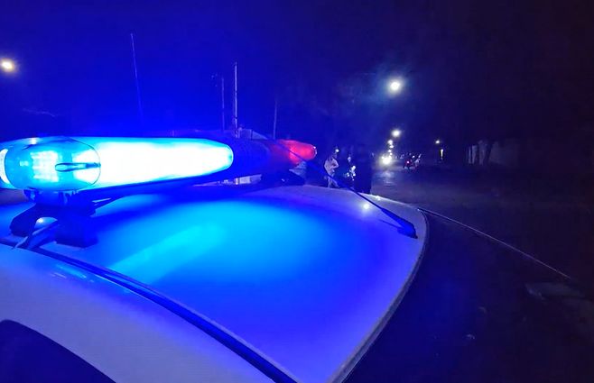 policia-salto-patrullero-noche