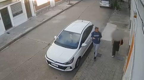 Captura del video cedido a Subrayado. Hombre camina varias cuadras con una de las víctimas en el Prado.