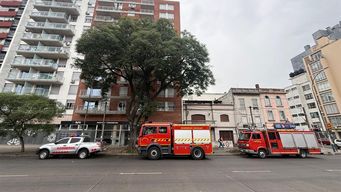 incendio en dos apartamentos de un edificio en la zona de tres cruces obligo a la evacuacion de 340 personas