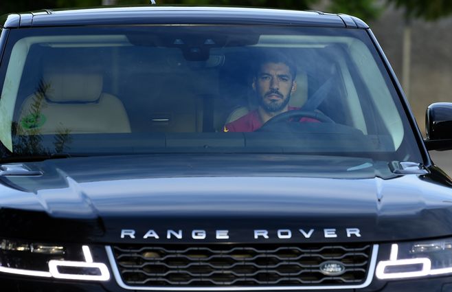 Luis Su&aacute;rez llegando a los &uacute;ltimos entrenamientos del Barcelona. Pasa por un momento dif&iacute;cil, pero est&aacute; acostumbrado a los desaf&iacute;os&nbsp;