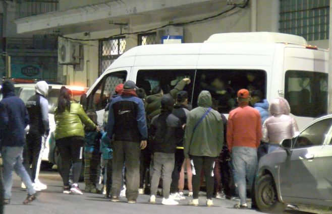 Foto: Subrayado. Familiares y allegados de los menores en el juzgado, durante sus salidas tras ser condenados.