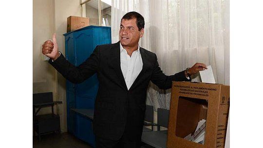 Correa reelegido en Ecuador; sondeos le dan 61% de los votos