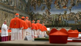 Los cardenales en el cónclave, dentro de la Capilla Sixtina. AFP