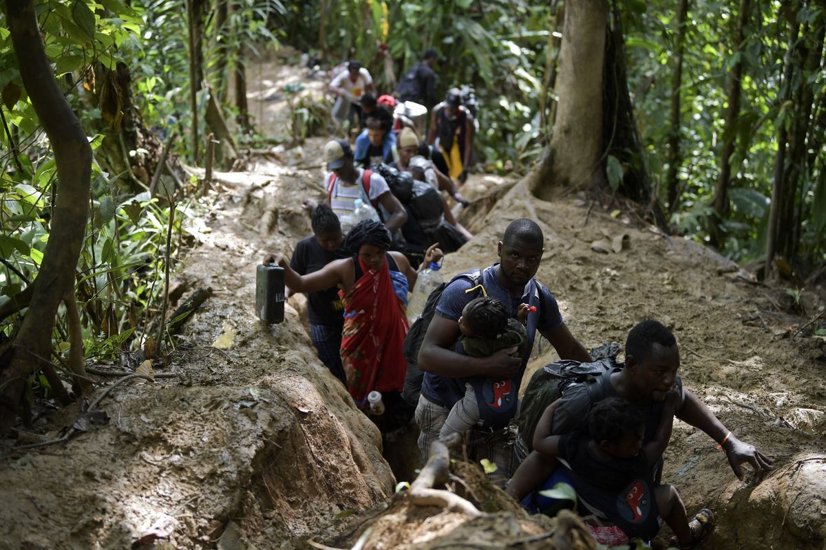 Migrantes haitianos cruzan la selva del Darién Gap