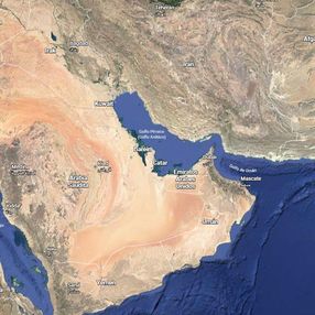 Idas y vueltas en el estrecho de Ormuz. Foto: captura de Google Maps con vista del Golfo Pérsico y la salida por el estrecho de Ormuz. Idas y vueltas en el estrecho de Ormuz. Foto: captura de Google Maps con vista del Golfo Pérsico y la salida por el estrecho de Ormuz.