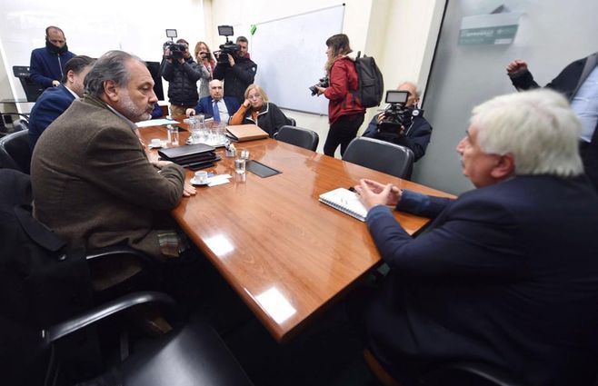 Senadores del gobierno con el fiscal general Juan Gómez. Foto: FocoUy