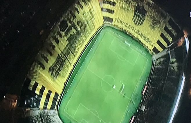 Penarol-bandera-gigante-FOX.jpg
