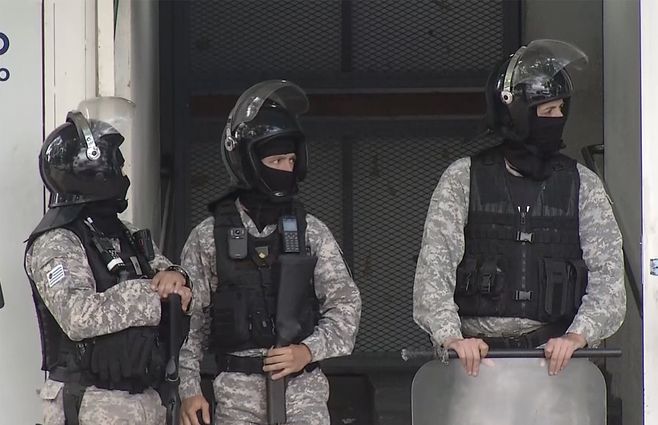 policias-allanamiento-local-de-pagos