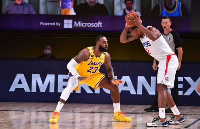 LeBron James #23 de Los Angeles Lakers ante Kawhi Leonard #2 de LA Clippers&nbsp;