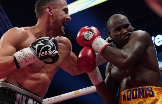 Stevenson es golpeado en el round 11 y está acabado. Las piernas ya no le respondían