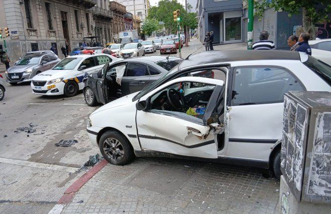 El accidente en Fernández Crespo y Cerro Largo. Foto: Fernando Castro, Subrayado.