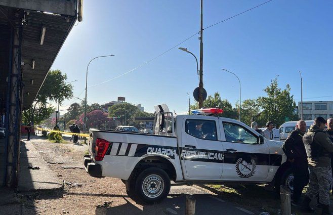 Le robaron la moto a una mujer policía en General Flores. Foto: María Eugenia Scognamiglio, Subrayado.