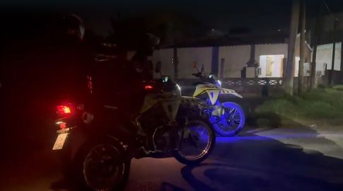 Policía corta la calle en Castillos, a media cuadra de donde ocurrió el homicidio.&nbsp;