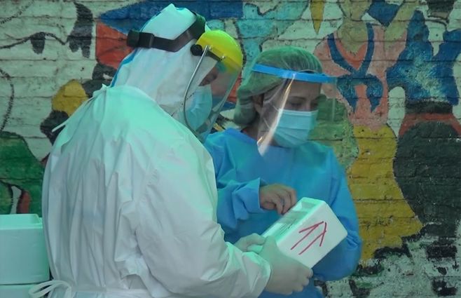 ropa-medicos-test-covid.jpg