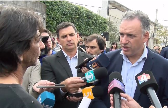 orsi-con-vecinos-en-fray-bentos.jpg