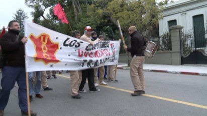 trabajadores del cuero se manifestaron frente a la casa del presidente vazquez
