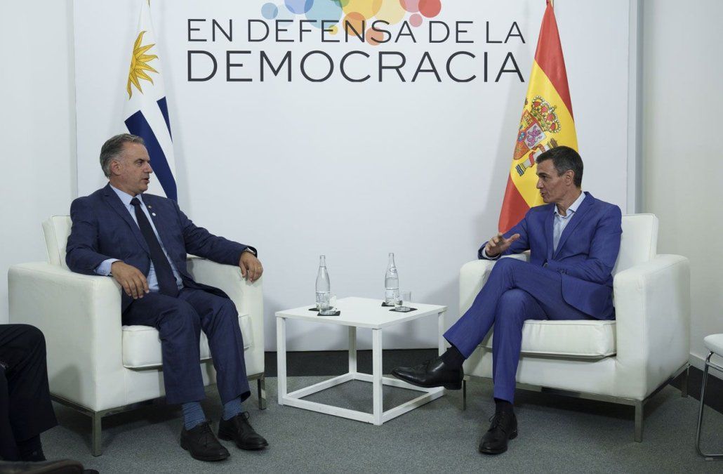 Yamandú Orsi mantuvo una reunión bilateral con el presidente del gobierno Pedro Sánchez. Foto: Presidencia de Uruguay. Yamandú Orsi mantuvo una reunión bilateral con el presidente del gobierno Pedro Sánchez. Foto: Presidencia de Uruguay.